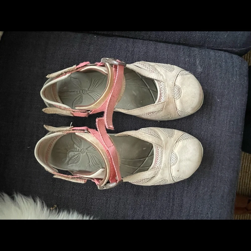 Merrell Closed-Toe Sandals - Picture 1 of 3